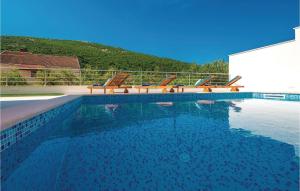 Bazén v ubytovaní Two-Bedroom Apartment In Mokosica alebo v jeho blízkosti