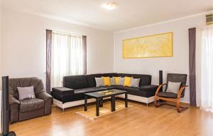 salon z kanapą i stołem w obiekcie Holiday Home Valtura Xlvii w mieście Valtura