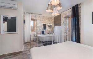 Voodi või voodid majutusasutuse Gorgeous Home In Nedescina With Sauna toas