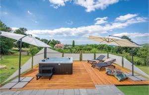 Zahrada ubytování Two-Bedroom Holiday Home In Rakotule