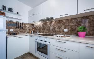 Kuchyň nebo kuchyňský kout v ubytování Two-Bedroom Holiday Home In Rakotule