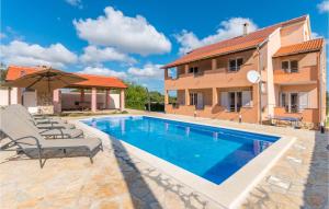 Bazén v ubytování 5 Bedroom Cozy Home In Biograd Na Moru nebo v jeho okolí