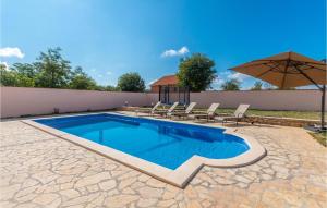 Bazén v ubytování 5 Bedroom Cozy Home In Biograd Na Moru nebo v jeho okolí