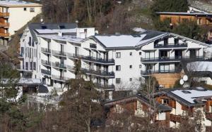 ein großes weißes Gebäude auf einem Berg in der Unterkunft New Ski Apt in Three Valleys - L'Écrin in Brides-les-Bains