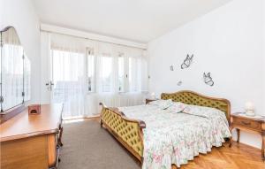 une chambre avec un lit et une table dans l'établissement 3 Bedroom Stunning Apartment In Lovran, à Lovran