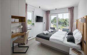 ein Schlafzimmer mit einem großen Bett und einem Fenster in der Unterkunft 4 Bedroom Stunning Home In Nova Vas in Nova Vas