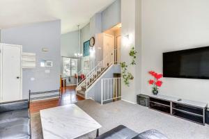 TV a/nebo společenská místnost v ubytování Nice and quiet townhouse near SLC