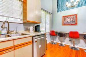 Kuchyň nebo kuchyňský kout v ubytování Nice and quiet townhouse near SLC