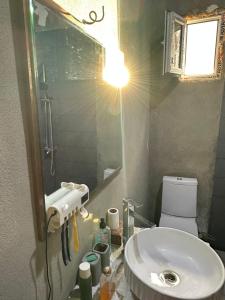 Koupelna v ubytování Leonidze Guesthouse + 35 fotografií