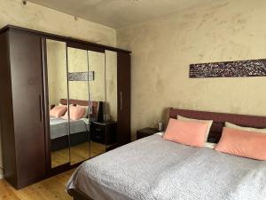 Postel nebo postele na pokoji v ubytování Leonidze Guesthouse