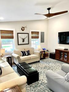 Una sala de estar con sofás y un televisor de pantalla plana. en Cabin in the Woods, en Hillsborough