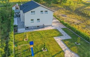 Zahrada ubytování Cozy Home In Kosute With Sauna