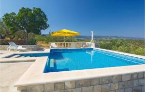 Bazén v ubytování Holiday Home Pucisca 15 nebo v jeho okolí