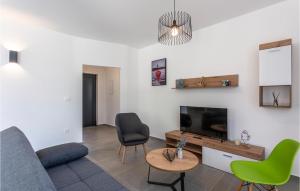 Χώρος καθιστικού στο 2 Bedroom Beautiful Apartment In Vrbnik