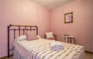 A bed or beds in a room at Stunning Home In Gaucin With Wifi