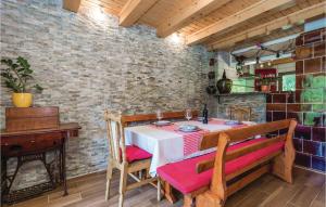 デルニツェにあるOne-Bedroom Holiday Home In Delniceのダイニングルーム(テーブル、ピアノ付)