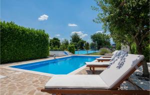 Bazén v ubytování Holiday Home Prolozac Donji Ix nebo v jeho okolí