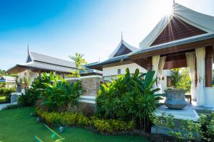 奧南海灘的住宿－Pimann Buri Pool Villas Ao Nang Krabi Sha Plus，前面有花园的房子