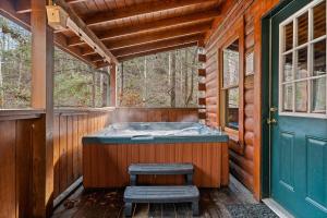 Fotografie z fotogalerie ubytování NewListing 1mile Parkway, GameRoom, HotTub, BBQ, Sleeps 14, 5 Bedroom with attached Bath, PET Friendly v destinaci Pigeon Forge