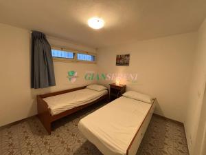 En eller flere senge i et værelse på Nedo