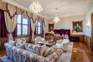 Posezení v ubytování Hotel Schloss Mönchstein