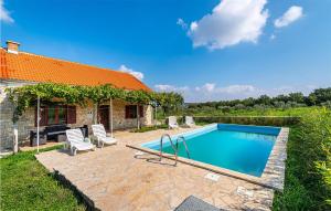 Bazén v ubytovaní Amazing Home In Biograd Na Moru alebo v jeho blízkosti