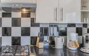 eine Küche mit schwarzen und weißen Fliesen an der Wand in der Unterkunft Dophuisje in Egmond aan Zee + 10 Fotos