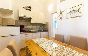 Η κουζίνα ή μικρή κουζίνα στο 2 Bedroom Cozy Apartment In Premantura