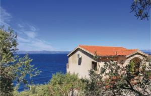 budynek z widokiem na wodę i dom w obiekcie Apartment Crnja Luka Cr w mieście Blato