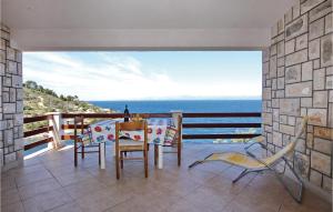 jadalnia z widokiem na ocean w obiekcie Apartment Crnja Luka Cr w mieście Blato