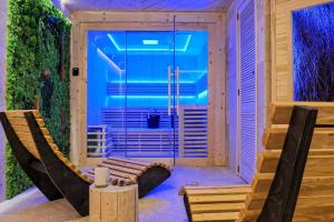 Habitación con sauna con luz azul en Malczykówka-luksusowy dom & SPA, z widokiem na Tatry, en Bukowina Tatrzańska 84 fotos más