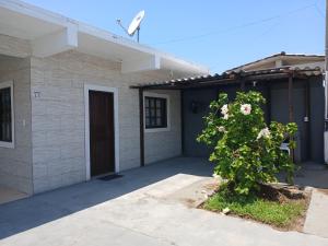 a house with a tree in front of it at Casa da vila in Imbituba