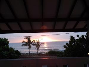 una vista sull'oceano al tramonto da una casa di Akira Beach Hotel a Moratuwa