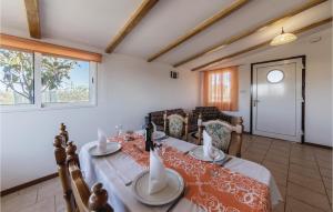 Posedenie v ubytovaní 2 Bedroom Amazing Home In Vodnjan