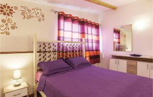 Posteľ alebo postele v izbe v ubytovaní 2 Bedroom Amazing Home In Vodnjan