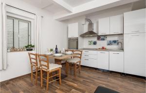 Kuchyň nebo kuchyňský kout v ubytování Gorgeous Apartment In Cres With Wifi