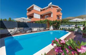 Bazén v ubytovaní Three-Bedroom Apartment In Plano alebo v jeho blízkosti