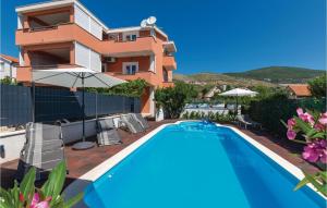Bazén v ubytovaní Three-Bedroom Apartment In Plano alebo v jeho blízkosti