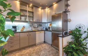 Kuchyňa alebo kuchynka v ubytovaní Three-Bedroom Apartment In Plano