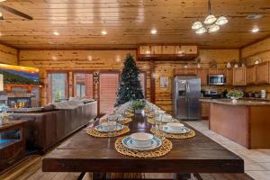 Fotografie z fotogalerie ubytování NewListing! Mtn View, Pvt Heated Pool, Theater, GameRoom, BBQ, Hot Tub, 6 bedroom with attached Bath, Sleeps-12 v destinaci Sevierville