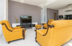TV a/nebo společenská místnost v ubytování Three-Bedroom Holiday Home In Kozino