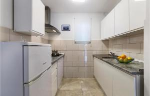 Kuchyň nebo kuchyňský kout v ubytování Apartment Premantura Iii + 15 fotografií