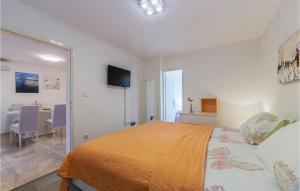 TV a/nebo společenská místnost v ubytování Apartment Premantura Iii