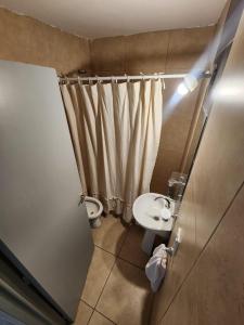 a small bathroom with a toilet and a sink at Departamento con cochera cerca del centro en Mendoza in Mendoza
