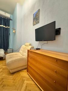 Televízia a/alebo spoločenská miestnosť v ubytovaní Апартаменти 4-кімнатні в центрі, поруч Майдан Незалежності