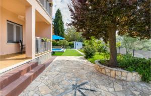 Vonkajšia záhrada v ubytovaní 4 Bedroom Cozy Home In Fazana