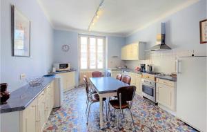 Η κουζίνα ή μικρή κουζίνα στο Beautiful Home In Volnay With Wifi