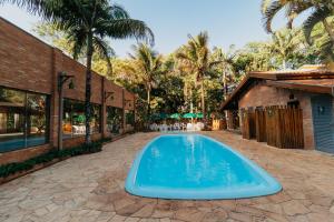 a swimming pool in the middle of a courtyard at Quinta de Brumado in Óleo