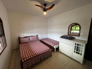 Ένα ή περισσότερα κρεβάτια σε δωμάτιο στο Casa pé na areia com vista deslumbrante