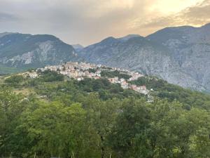 a town on a hill with mountains in the background at La Casa sul lago - Appartamento Glicine - Parco della Majella in Civitella Messer Raimondo
